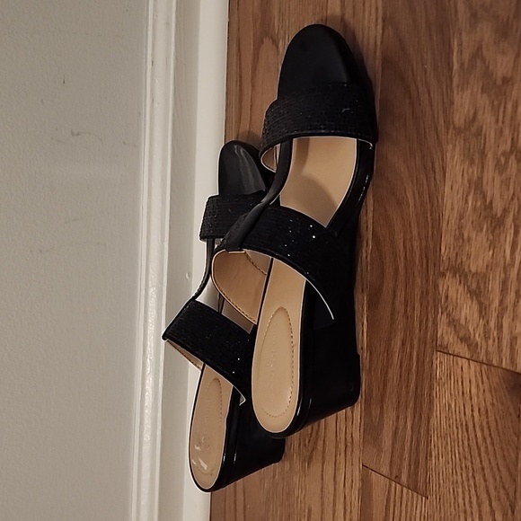 EUC Bandolino sandals. - Picture 2 of 6